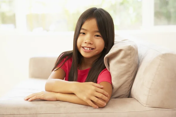 Genç kız evde kanepede rahatlatıcı — Stok fotoğraf