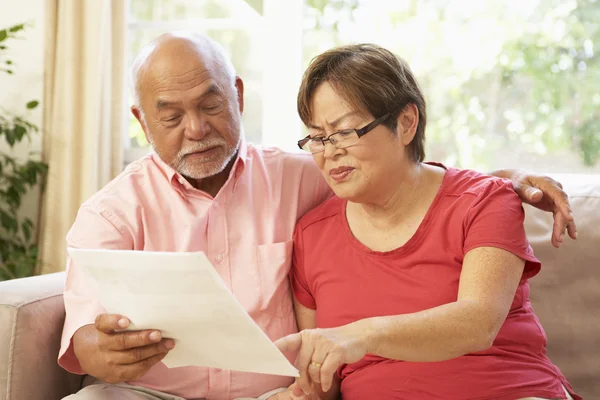 Seniorenpaar Diskutiert Dokument Hause — Stockfoto