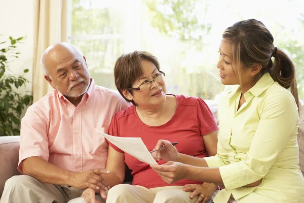 Äldre par talar till finansiella rådgivare hemma — Stockfoto