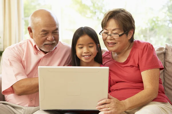 Far Och Morföräldrar Och Grandaughter Använder Bärbar Dator Hemma — Stockfoto