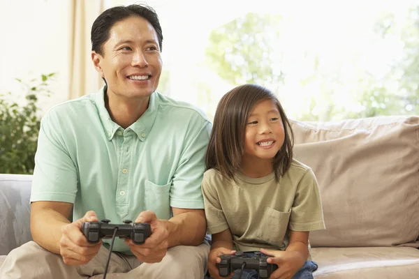 Πατέρας Και Γιος Παίζουν Ηλεκτρονικό Παιχνίδι Στο Σπίτι — Φωτογραφία Αρχείου