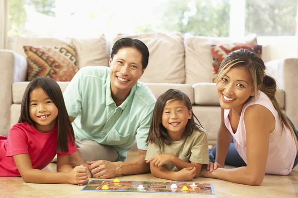Familie spelen bordspel thuis — Stockfoto
