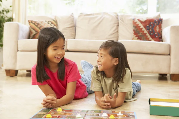 Due bambini che giocano a gioco da tavolo a casa — Foto Stock