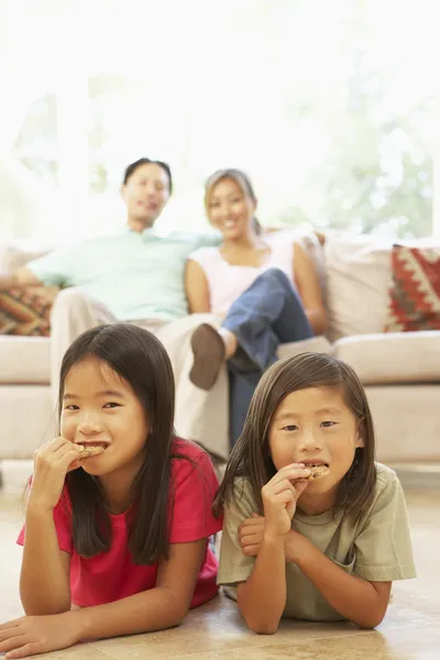 Zwei Kinder essen Kekse zu Hause — Stockfoto