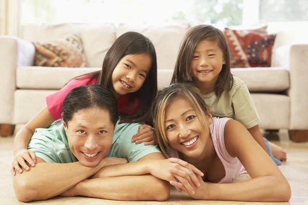Junge Familie entspannt zu Hause — Stockfoto