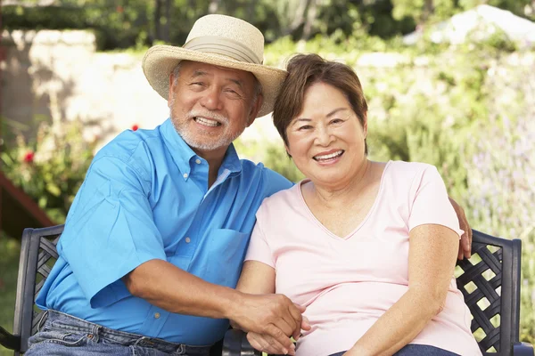 Senior Couple Relaxing Garden Together — Stock Photo, Image