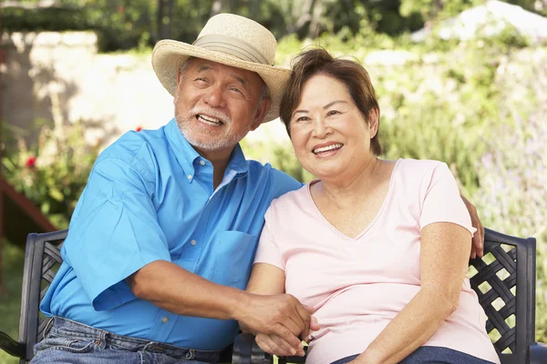 Senior Couple Relaxing In Garden Together — Stock Photo, Image