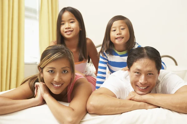 年轻的家庭轻松在卧室里 — 图库照片