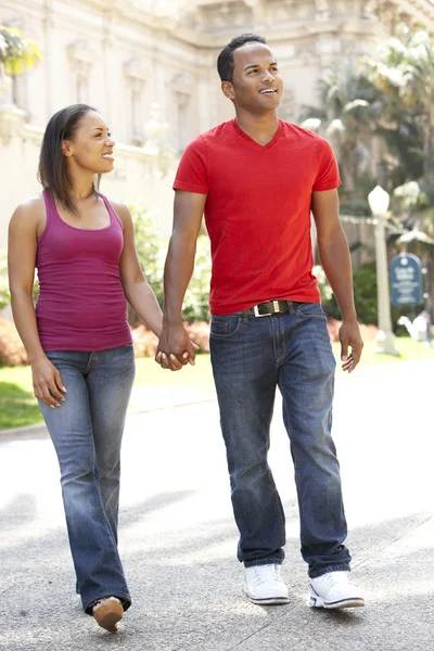 年轻夫妇走进城市街道 — 图库照片