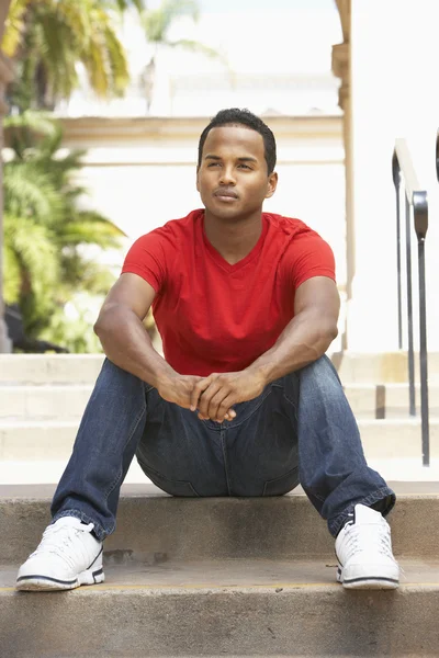 Młody Mężczyzna Siedzący Schodach Budynku — Zdjęcie stockowe