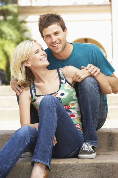 Young Couple Sitting Steps Building — Stock Photo, Image