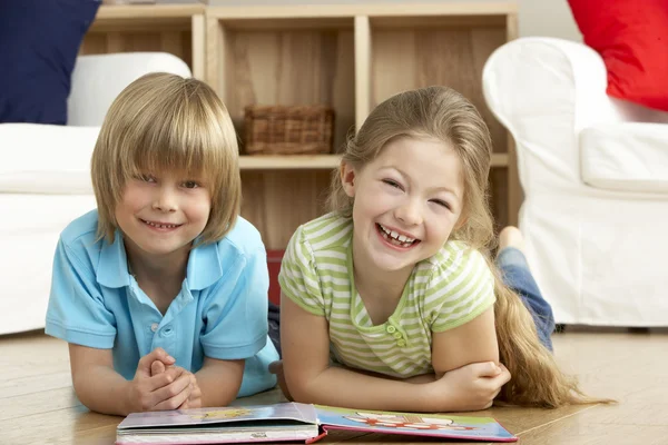 Two Young Children Reading Book Home — Stock Photo, Image