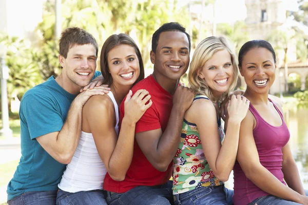 Grupp Unga Vänner Att Roligt Tillsammans — Stockfoto