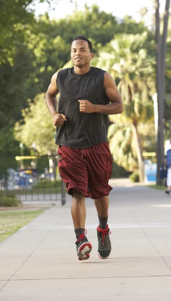 大街上慢跑的年轻男人 — 图库照片