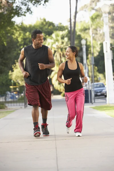 若いカップルの路上でジョギング — ストック写真