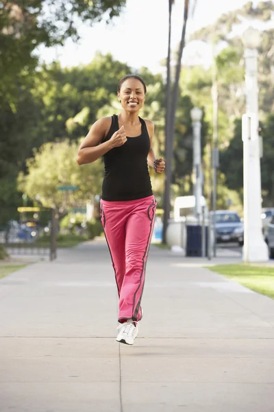 若い女性が路上でジョギング — ストック写真