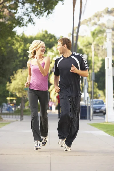 大街上慢跑的年轻夫妇 — 图库照片