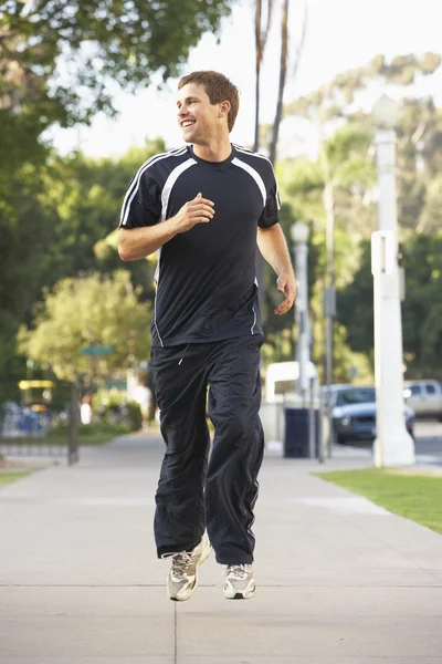 若い男が通りにジョギング — ストック写真