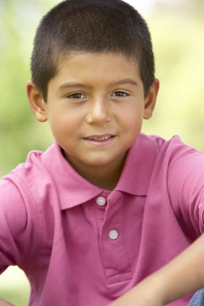 Portrét mladého chlapce v parku — Stock fotografie