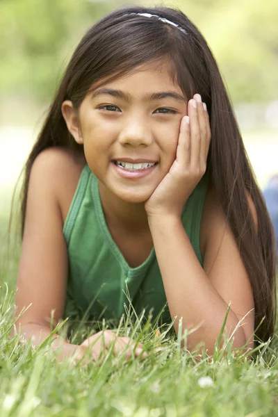 Retrato de chica joven en el parque —  Fotos de Stock