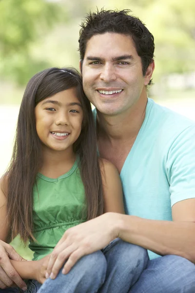 Otec a dcera v parku — Stock fotografie