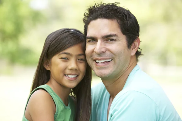 Vader en dochter in het park — Stockfoto