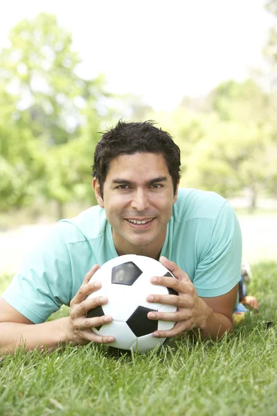 Portrét Mladého Muže Parku Fotbalem — Stock fotografie