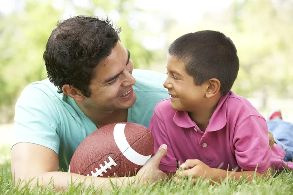 父と息子のアメリカン フットボール公園内 — ストック写真