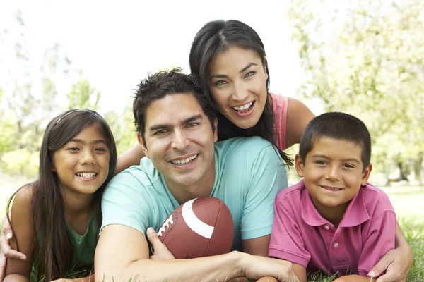 Rodina v parku s americký fotbal — Stock fotografie