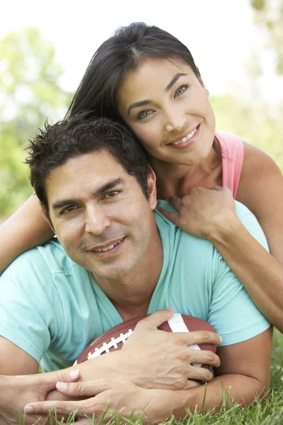Couple dans le parc avec le football américain — Photo