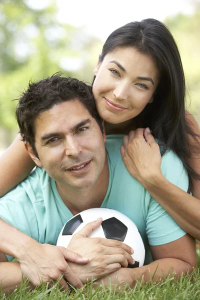 Par i park med fotboll — Stockfoto