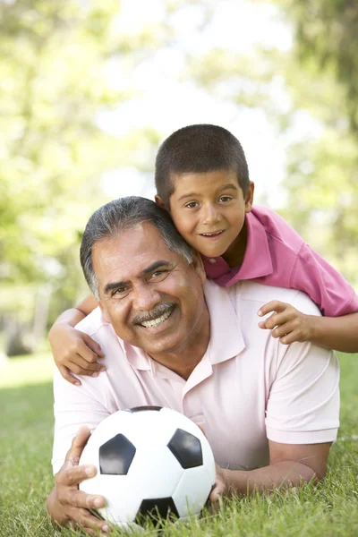 Abuelo Con Nieto Parque Con Fútbol — Foto de Stock