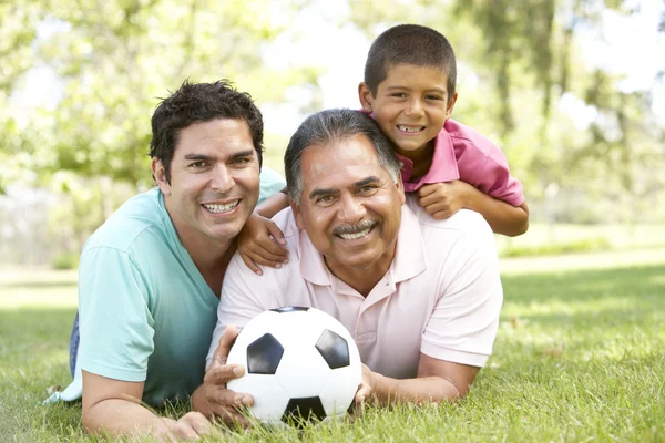 息子とサッカーの公園で孫と祖父 — ストック写真