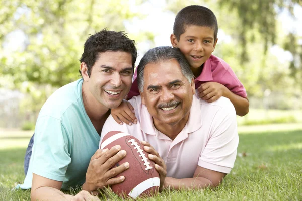 Dědeček s syn a vnuk v parku s americký fotbal — Stock fotografie