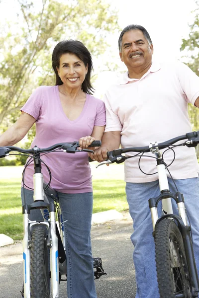 Старшие пары на велосипедах в парке — стоковое фото