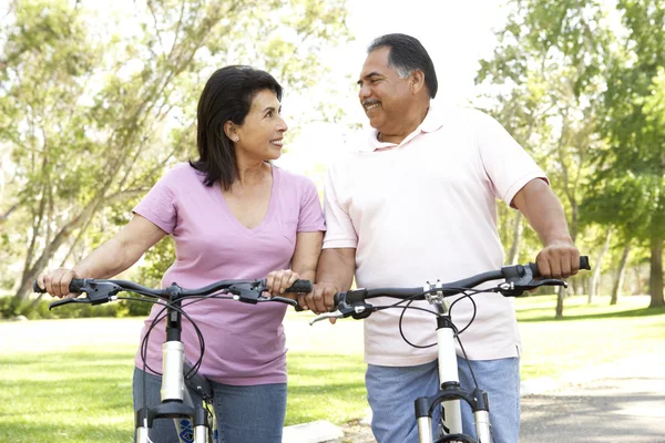 Seniorenpaar Fährt Fahrrad Park — Stockfoto