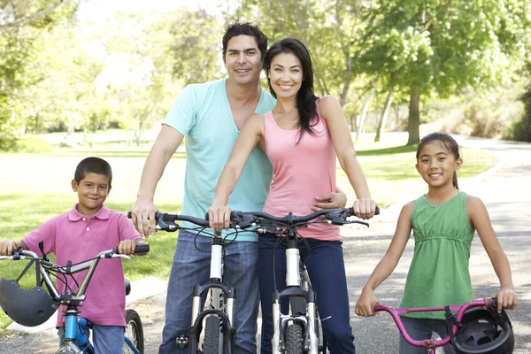 Young Family Riding Bikes Park — Stock Photo, Image