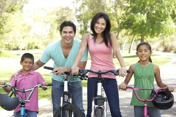 Bicicletas de equitação de família jovem no parque — Fotografia de Stock