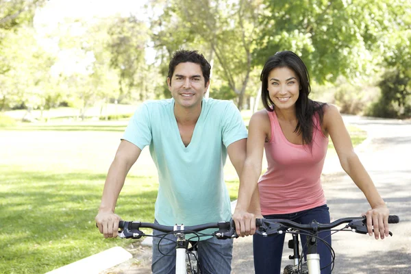 Jeune Couple Vélos Équitation Dans Parc — Photo