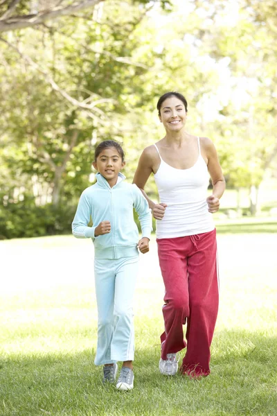 Anne ve kızı parkta egzersiz — Stok fotoğraf