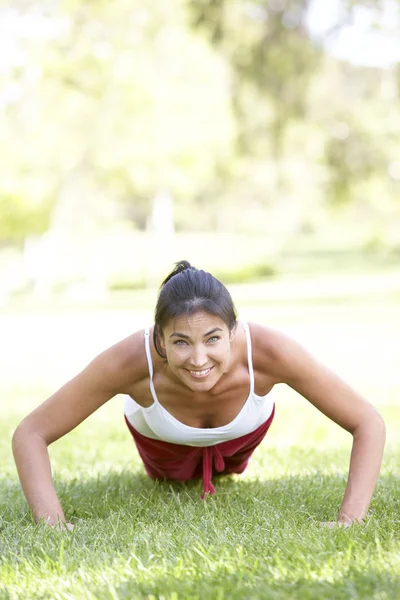 在公园里锻炼的年轻女子 — 图库照片