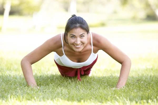 공원에서 운동하는 젊은 여자 — 스톡 사진