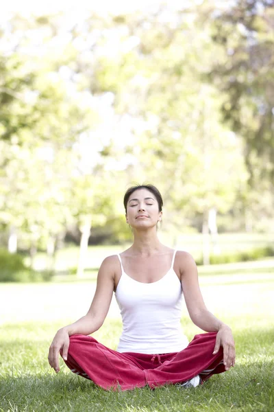 Jovem mulher fazendo ioga no parque — Fotografia de Stock
