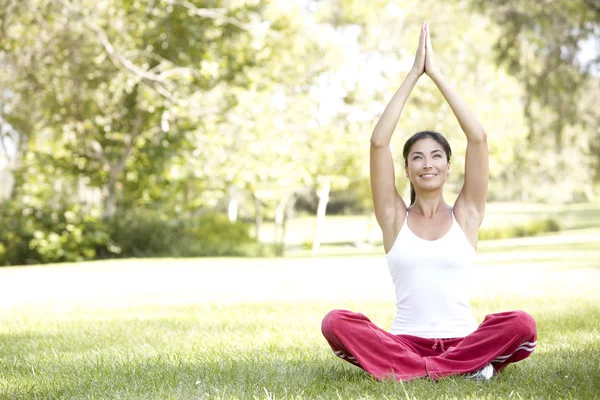 Jeune Femme Faisant Yoga Dans Parc — Photo