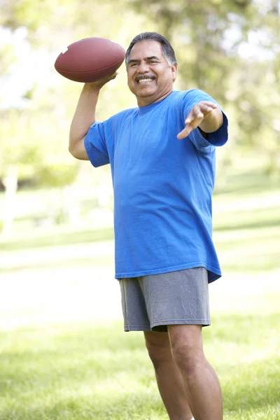 Homem Sênior Exercitando Com Futebol Americano Parque — Fotografia de Stock