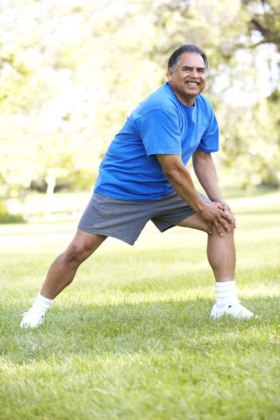 Hombre mayor haciendo ejercicio en el parque — Foto de Stock