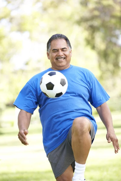 Homme Âgé Exerçant Avec Football Dans Parc — Photo