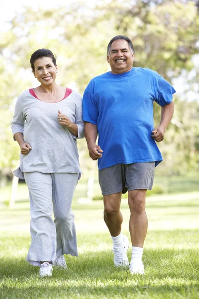 Sénior casal Jogging no parque — Fotografia de Stock