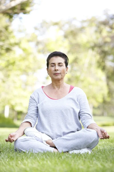 Seniorin macht Yoga im Park — Stockfoto