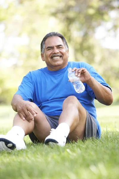Senior man ontspannen na het sporten — Stockfoto
